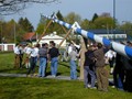 Jugend beim Maibaum aufstellen